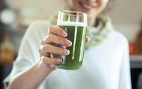 Sou especialista em cozinha prática e garanto: "Esse é o jeito mais fácil de fazer suco verde, é só bater e já sai geladinho"