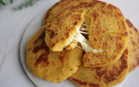 Como fazer arepas de banana-da-terra recheadas com queijo