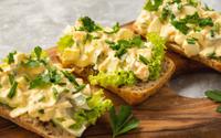 Essa salada de ovos com molho aioli é a opção perfeita para fazer um brunch em casa, muito cremosa e fácil de fazer