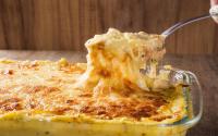 Esse gratinado de camarão que a minha avó fazia nos meus aniversários é de comer rezando de tão gostoso