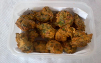 Bolinho de espinafre com calabresa e queijo