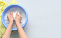 Nem água sanitária, nem bicarbonato: como tirar manchas de pano de prato de um jeito fácil e eficaz