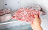 Dá para guardar carne crua, cozida ou congelada na geladeira sem estragar: descubra prazo seguro para o armazenamento