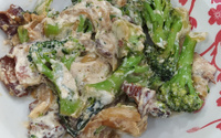 Brócolis com bacon e creme de leite
