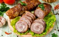 Rocambole de carne moída com queijo e presunto