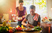 Esse hábito comum na cozinha pode estar contaminando os seus utensílios e louças, segundo especialista