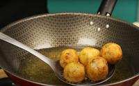 Eu tinha 500g de bacalhau em lasca e fiz 40 bolinhos de bacalhau com batata asterix: receita fácil e econômica
