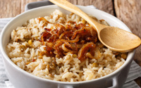 Arroz com lentilha e cebola frita: o segredo para fazer o clássico da culinária árabe em casa