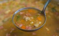Adeus caldo de ossos: caldo queridinho dos brasileiros é rico em colágeno, anti-inflamatório e perfeito para o inverno