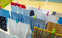 Nem secadora, nem varal: truque japonês para secar roupas rapidamente em dias chuvosos é um tesouro!