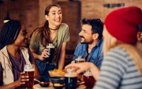 Beber deixa as pessoas mais bonitas? Entenda como a ciência explica fenômeno alcoólico