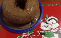 Bolo simples de liquidificador com cobertura de chocolate