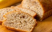 Nem açúcar, nem farinha, nem leite, nem ovo: desde que aprendi essa receita de bolo de banana saudável, só faço assim e é muito fofinho!