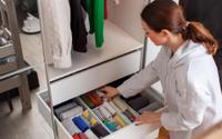 O que significa ter mania de organizar gavetas compulsivamente? A psicologia explica