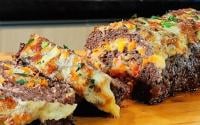 Rocambole de carne suculento que aprendi com a minha avó nos almoços de domingo
