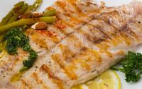 Esse é o melhor truque para deixar o peixe congelado com gosto de fresco, só precisa de um ingrediente