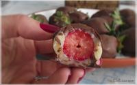 Bombons de morango e brigadeiro branco