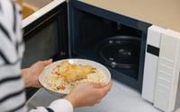 Seu prato fica mais quente que a comida no micro-ondas? É isso que você precisa fazer para esquentar os alimentos do jeito certo