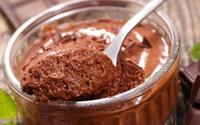 Nem creme de leite, nem leite condensado: como fazer uma legítima mousse de chocolate francesa