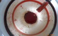Manjar branco com calda de vinho