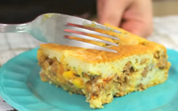 Esse é meu lanche salgado de forno favorito: torta cremosa de carne moída com batata de liquidificador