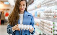 Com quantos anos você aprendeu a escolher o melhor ovo no mercado?