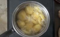 Poucas pessoas sabem por que nunca se deve jogar a água da batata cozida na pia