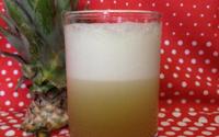 Suco de casca de abacaxi com hortelã