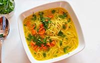 Sopa de macarrão com batata e cenoura