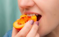 Pouca gente sabe, mas essas são as frutas que você deveria comer com casca: aumentam a saciedade e melhoram o intestino