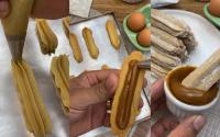 Biscoito de churros crocante com recheio de doce de leite e SEM FRITURA é a solução para ter o sabor do doce das barraquinhas de rua sem sufoco