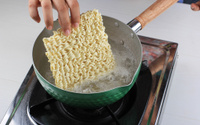 Novo miojo sem fritura é uma opção mais saudável que os tradicionais? Especialista explica se há diferença