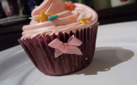 Cupcake de chocolate com cobertura de morango