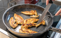 Carne de frango malpassada pode causar doença rara ou é mentira? Vídeo que viralizou está gerando preocupação