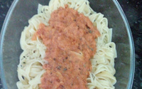 Talharim com creme de tomate e calabresa