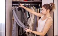 Adeus caos no armário: truque do cabide que realmente funciona; veja como arrumar as roupas e acabar com a bagunça no guarda-roupa bem rapidinho
