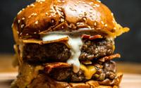 Menino viciado em fast-food fica cego e drama expõe efeitos da alimentação limitada em hambúrgueres com molho ranch e batata frita