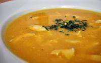 Caldo de abóbora com frango