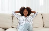 O que significa gosta de ficar em casa e não ver ninguém: a explicação da psicologia para quem curte uma solidão
