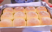 Toda semana eu faço esse pãozinho de milho para o lanche da tarde, passo manteiga assim que ele sai do forno e fica divino