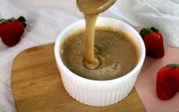 Se você tem aveia em casa, bata assim no liquidificador e terá um leite condensado vegano para comer com frutas, iogurte e sobremesas
