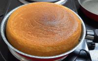 Sem micro-ondas, air fryer ou forno: aprenda a fazer um bolo esponja de frigideira fofinho e delicioso