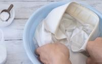 Misture essas duas coisas na água e lave roupas brancas! Até as manchas mais difíceis desaparecerão e sua roupa brilhará como nova