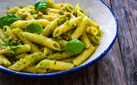 Macarrão ao pesto com castanha-de-caju: receita fácil, rápida e cheia de sabor