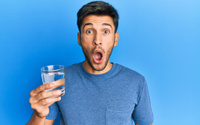 Faz mal beber água gelada quando a garganta está ardendo?