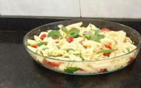 Penne com tomate fresco e mussarela de búfala