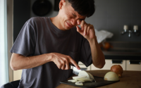 Por que choramos quando cortamos cebola? Descubra como evitar as lágrimas enquanto cozinha