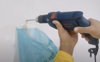 Adeus poeira ao furar a parede: aprendi esse truque simples com o rapaz que pendurou os quadros da sala aqui de casa