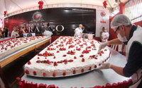 Tentação tamanho gigante! Torta de morango de 500 kg é tradição em festa de Pedra Azul
