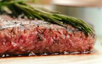 Esse truque com um simples cubo de gelo vai deixar sua carne mais macia e suculenta